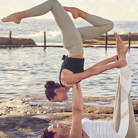 Athleta Gray Stripe Salutation 7/8 Tight In POWERVITA - Picture 4 of 16